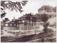 12 - původní hotel Weiße Kreuz německého spolku Beskiden-Werein vyhořel 18. 1. 1936 (byl otevřen v roce 1924).